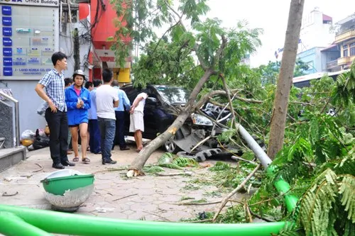 Xế hộp mất lái, gây tai nạn liên hoàn 